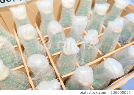包裝好的拉姆內汽水瓶整齊地排列在物流現場，等待出貨。 136000035
