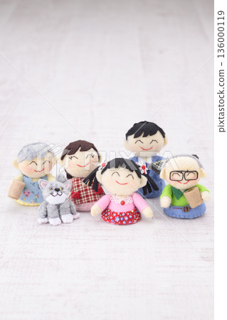 Three-generation family dolls 136000119