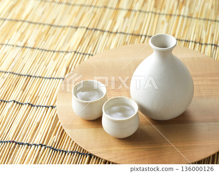 日本清酒形象：Tokkuri 和 choko 套裝 136000126