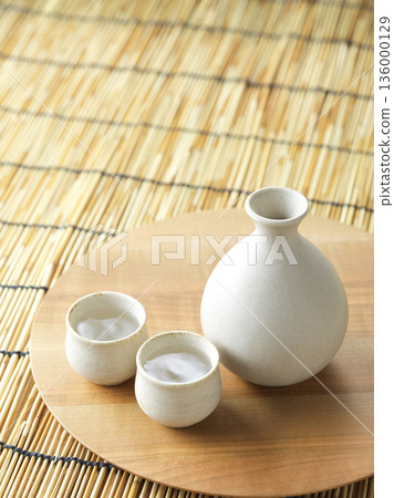 日本清酒形象：Tokkuri 和 choko 套裝 136000129