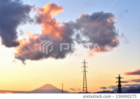 富士山上空瀰漫著橘色的雲朵。 富士山上空瀰漫著橘色的雲朵。 136000275
