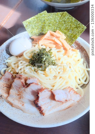 一盤沾麵和配料 一盤沾麵和配料 136000334