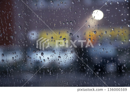 雨夜的窗戶玻璃和城市燈光模糊不清 02 雨夜的窗戶玻璃和城市燈光模糊不清 02 136000389