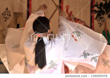 神樂祭祀:巫女錶演劍舞 神樂祭祀:巫女錶演劍舞 136000476