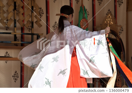 神樂祭祀:巫女跳鐘舞 神樂祭祀:巫女跳鐘舞 136000479