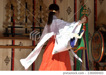 Kagura offering: Shrine maiden dancing the bell dance 136000483