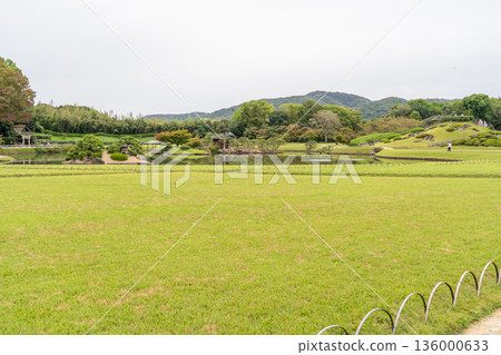 元祿文化的庭園：後樂園，從圓葉亭眺望（圓葉亭是岡山藩主池田氏建造的藩主庭園），日本三大名園之一 136000633