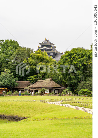 後樂園，元祿文化的庭園。從圓葉亭眺望。岡山城（岡山藩主池田氏所建造的藩主庭園）。日本三大名園之一。 136000642