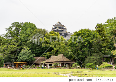 後樂園，元祿文化的庭園。從圓葉亭眺望。岡山城（岡山藩主池田氏所建造的藩主庭園）。日本三大名園之一。 136000643
