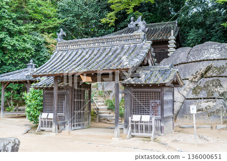 Genroku Culture Garden: Korakuen Garden, Jigen-do Gate (a feudal lord's garden built by the Ikeda clan, the lord of Okayama) One of Japan's Three Great Gardens Genroku Culture Garden: Korakuen Garden, Jigen-do Gate (a feudal lord's garden built by the Ikeda clan, the lord of Okayama) One of Japan's Three Great Gardens 136000651