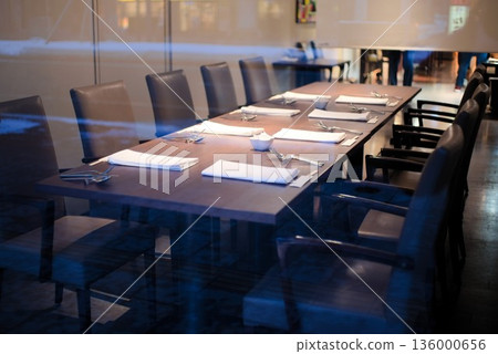 餐廳餐桌佈置在玻璃後面 136000656