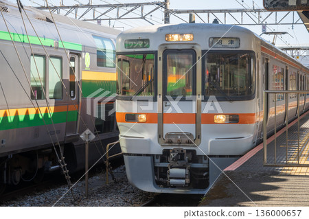 JR Central 313 series train stopping at Kozu Station platform JR Central 313 series train stopping at Kozu Station platform 136000657