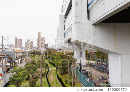 從武庫川河床看到的橋樑高架橋 從武庫川河床看到的橋樑高架橋 136000774