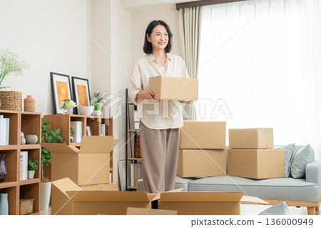 Middle-aged woman moving house Middle-aged woman moving house 136000949