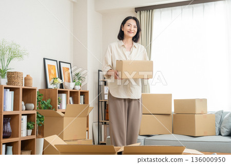 中年婦女搬家 136000950