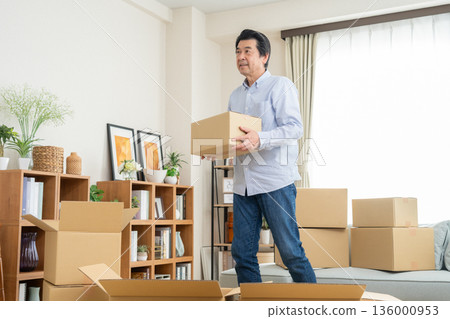 中年男子搬家 136000953