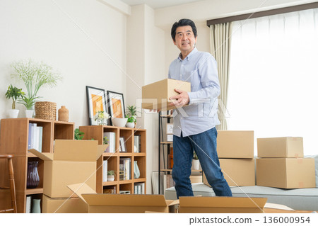 中年男子搬家 136000954