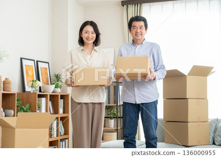 一對中年夫妻搬家 136000955