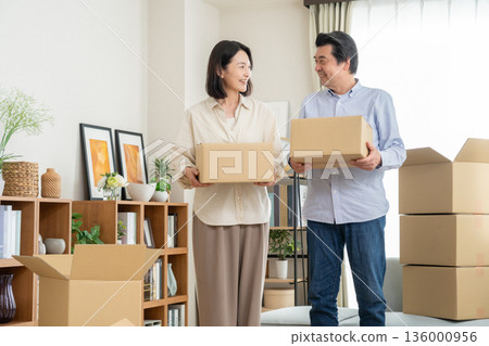 一對中年夫妻搬家 136000956