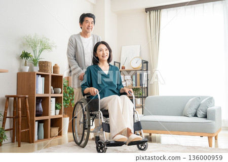 丈夫在客廳照顧他的中年妻子 136000959