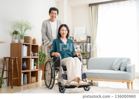 丈夫在客廳照顧他的中年妻子 136000960