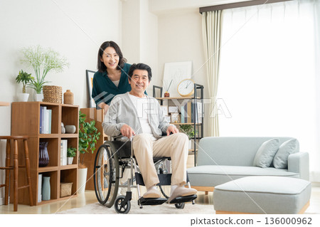 妻子在客廳照顧她的中年丈夫 136000962