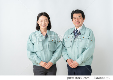 身穿工作服的中年工程師，背景為白色 136000989