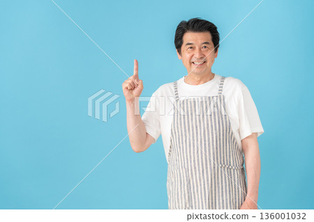 中年男子在藍色畫面前做飯 136001032