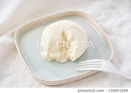 Burrata cheese that can be cut open to reveal the inside 136001089