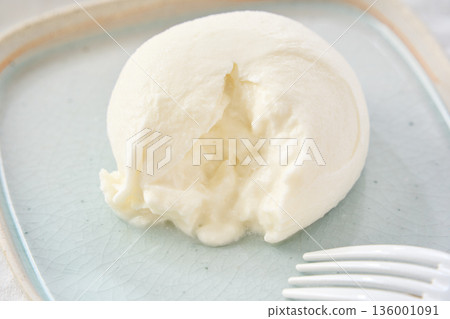 可以切開露出內部的布拉塔乳酪 136001091