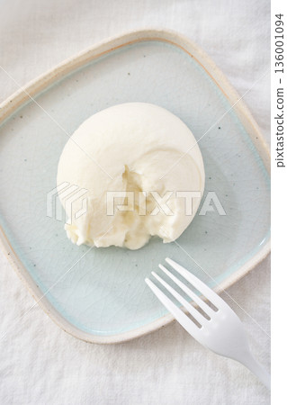 可以切開露出內部的布拉塔乳酪 136001094