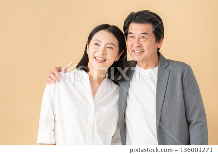 A middle-aged couple on a date with a beige background 136001271