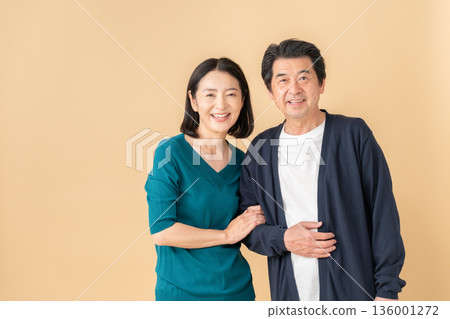 A middle-aged couple on a date with a beige background 136001272