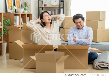 A middle-aged couple moving A middle-aged couple moving 136001312