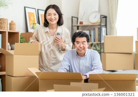 一對中年夫妻搬家 136001321