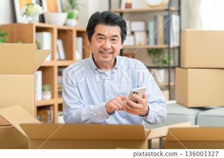 中年男子搬家 136001327