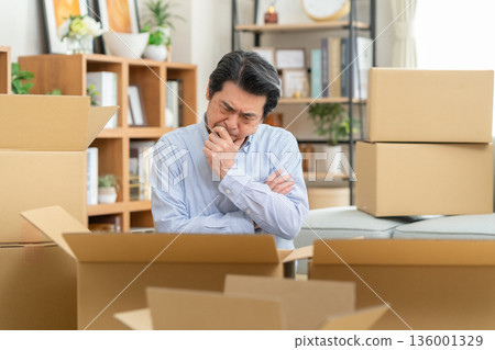 中年男子搬家 136001329