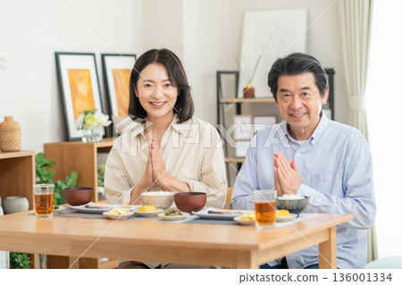 一對中年夫妻在家吃飯 136001334