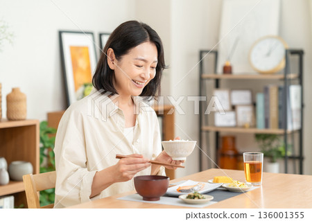 中年婦女在家吃飯 136001355
