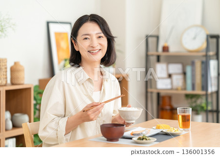 中年婦女在家吃飯 136001356