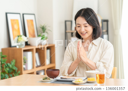 中年婦女在家吃飯 136001357