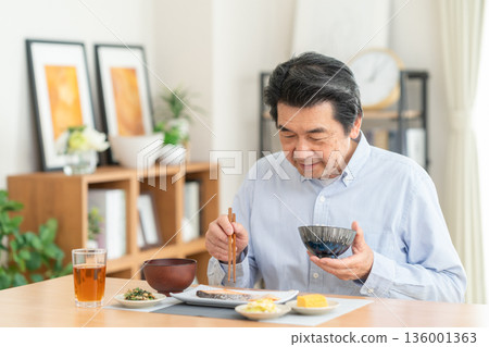 中年男子在家吃飯 136001363