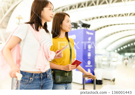 兩名女子在機場候機。照片由關西國際機場（KIX）提供。 136001443