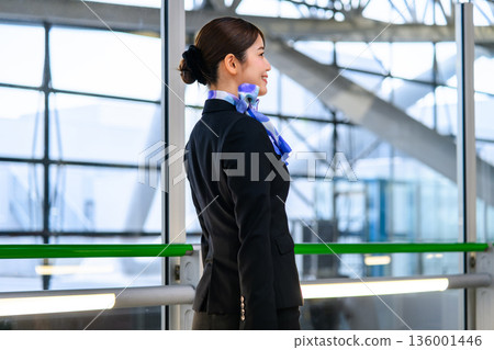 Flight attendants waiting at the terminal ■Photography cooperation: Kansai International Airport (KIX) Flight attendants waiting at the terminal ■Photography cooperation: Kansai International Airport (KIX) 136001446