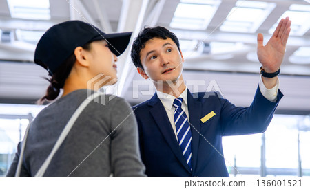 機場工作人員為旅客指引方向 ■攝影合作:關西國際機場(KIX) 機場工作人員為旅客指引方向 ■攝影合作:關西國際機場(KIX) 136001521