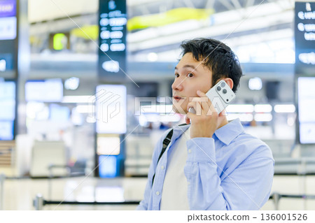 一名男子在機場打電話。照片由關西國際機場（KIX）提供。 136001526