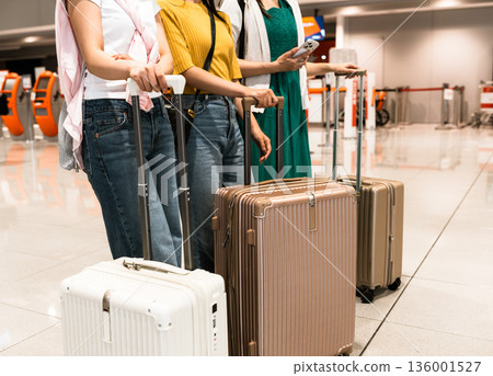 在機場排隊的女性 ■照片由關西國際機場（KIX）提供 136001527