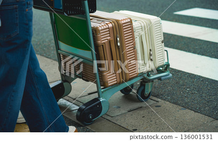 手推車上裝載的旅行包 ■攝影合作：關西國際機場（KIX） 136001531