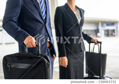 Business couple waiting at the airport _■Photography cooperation: Kansai International Airport (KIX) Business couple waiting at the airport _■Photography cooperation: Kansai International Airport (KIX) 136001532