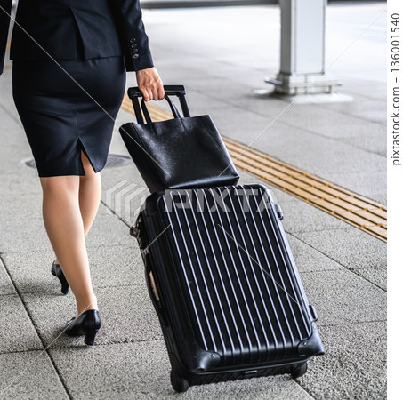 Businesswomen on the move ■Filming cooperation: Kansai International Airport (KIX) 136001540